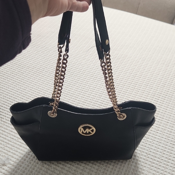 Michael Kors Black Shoulder Bag with Gold Logo and Chain Strap - Picture 3 of 7
